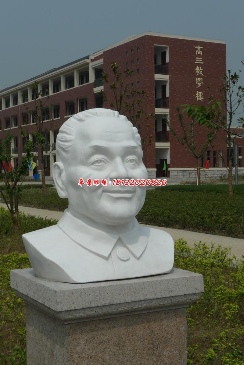 广场邓小平头像雕塑