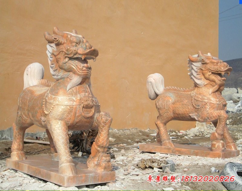 门口晚霞红麒麟石雕