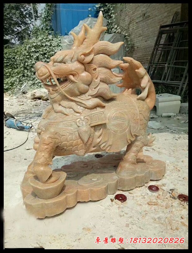踩元宝的麒麟石雕，晚霞红门口招财麒麟