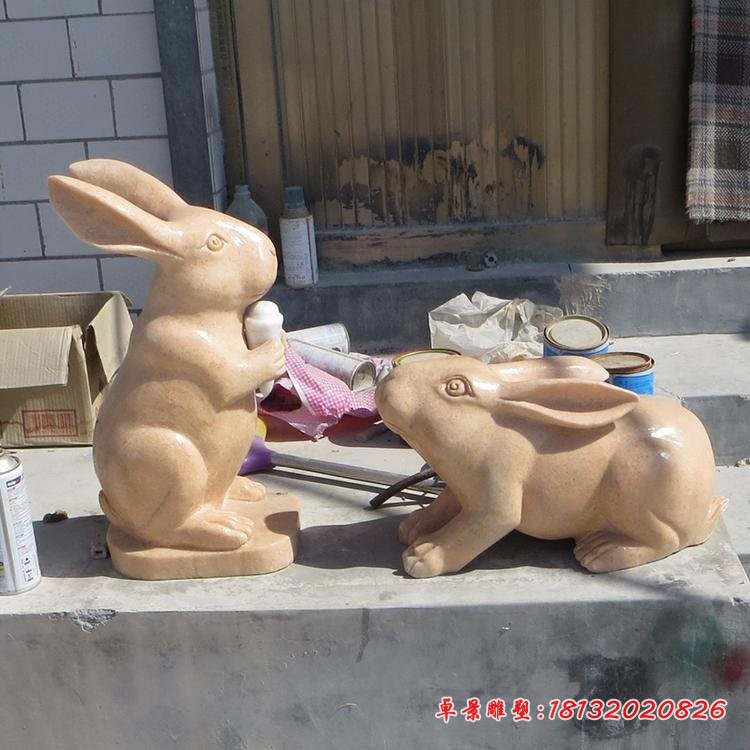 吃胡萝卜的兔子石雕 晚霞红公园动物石雕