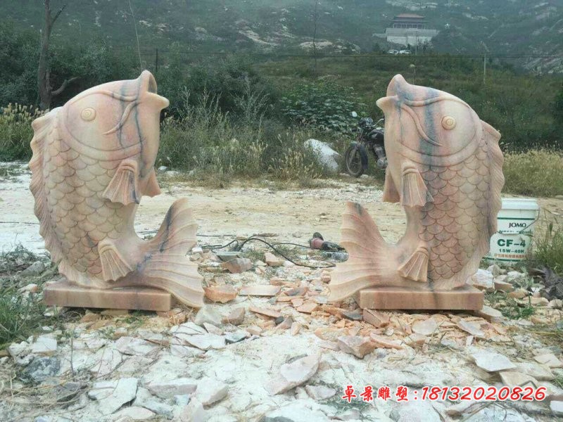 公园晚霞红喷水鲤鱼，户外石雕鲤鱼摆件
