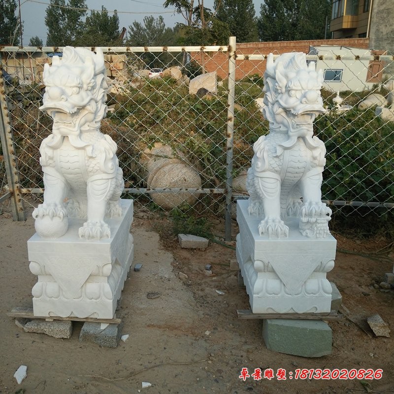 汉白玉踩球麒麟石雕门口坐式镇宅麒麟雕塑