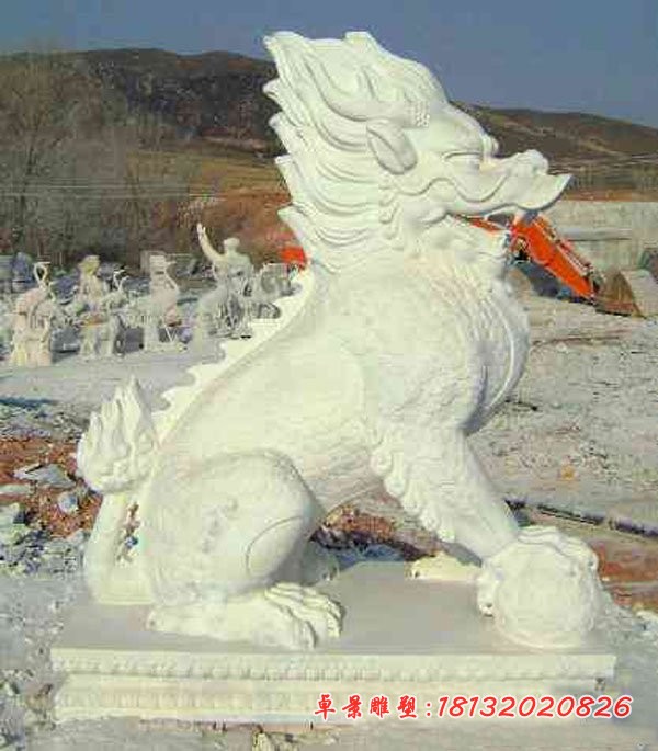 汉白玉坐式麒麟石雕，门口踩球麒麟石雕