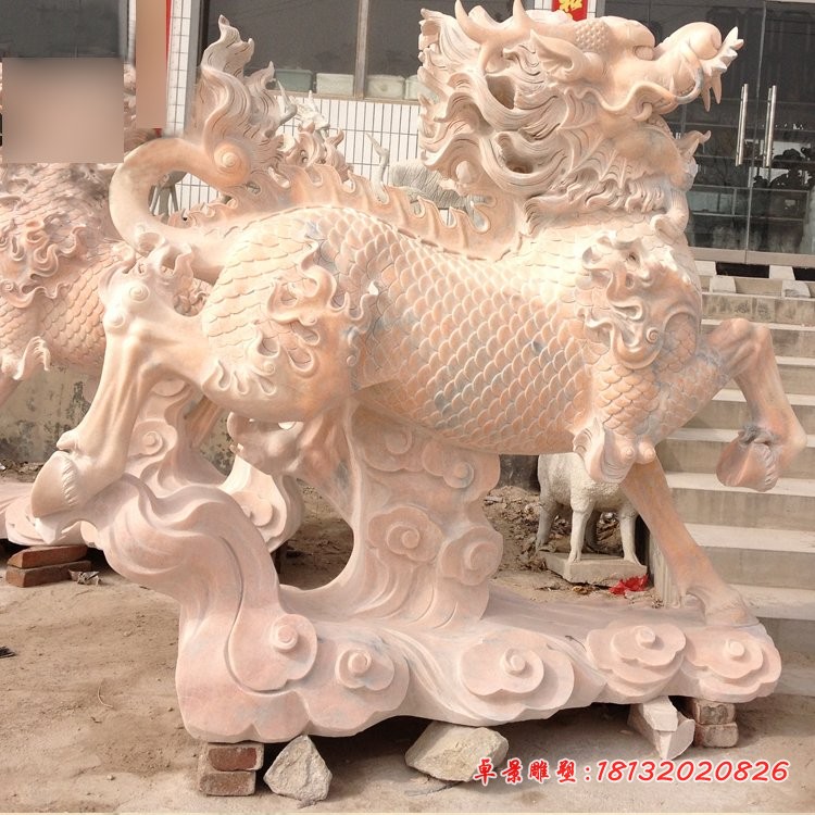 脚踏祥云的麒麟石雕，晚霞红门口麒麟雕塑 