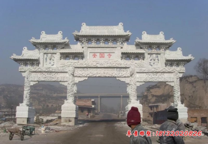 村口汉白玉石雕牌坊