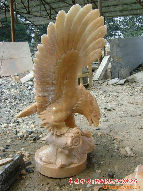 老鹰石雕，晚霞红老鹰石雕