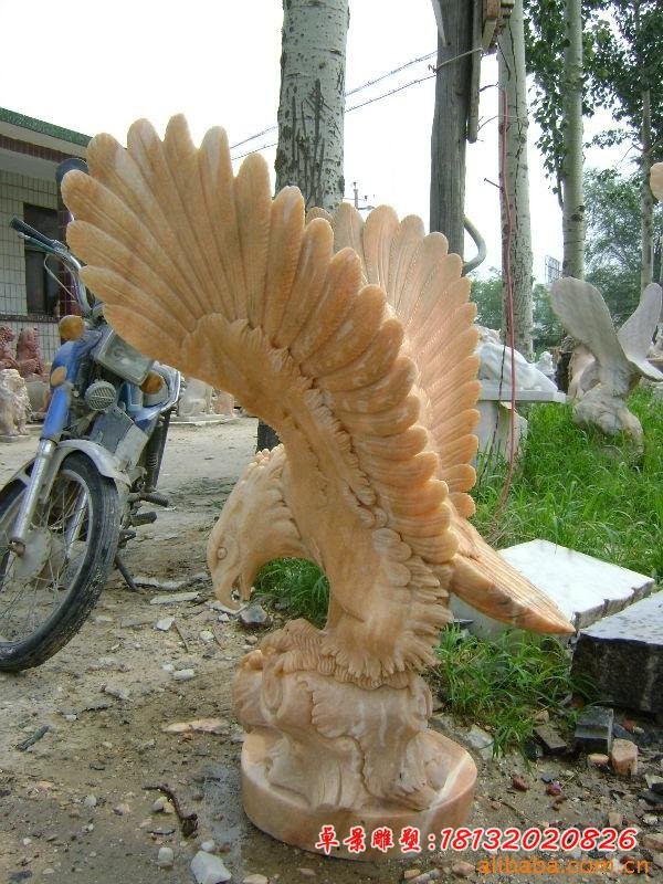 老鹰石雕，晚霞红老鹰石雕