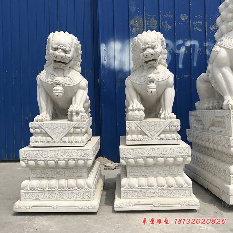 踩球狮子石雕