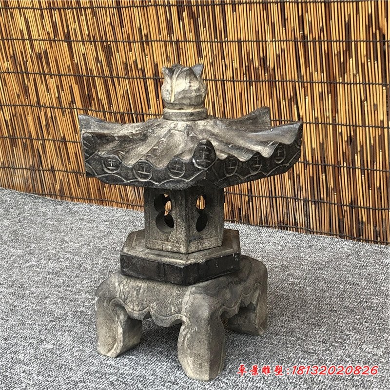 古朴的石雕园林雕塑