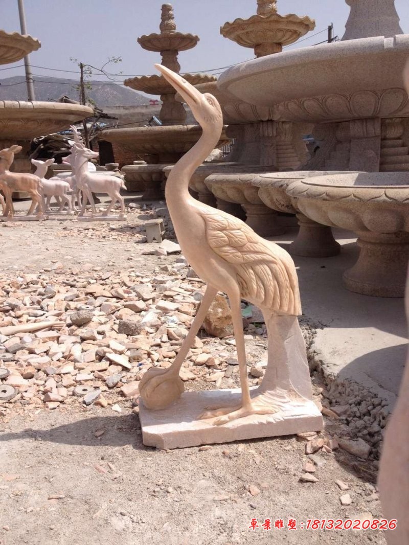 踩球仙鹤雕塑，晚霞红动物石雕