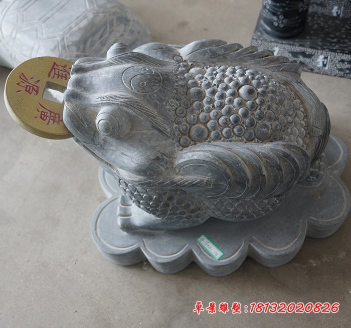 叼钱的金蟾石雕，青石金蟾