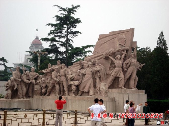 革命时期打仗雕塑，广场纪念石雕 (2)