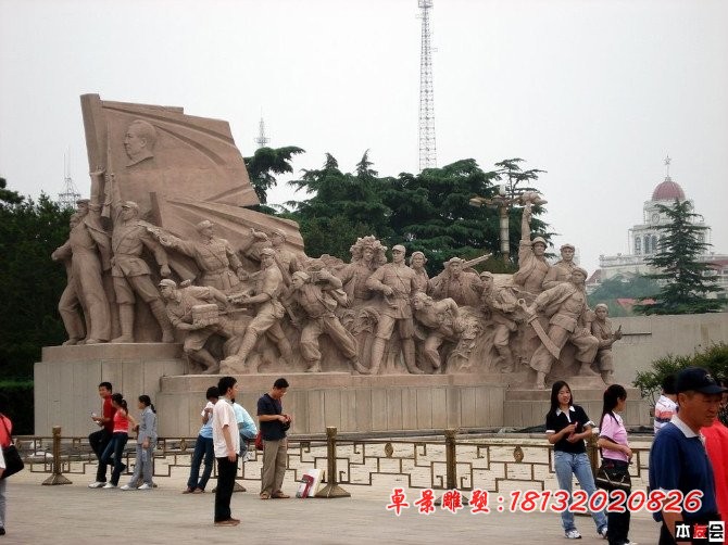 革命时期打仗雕塑，广场纪念石雕 (1)