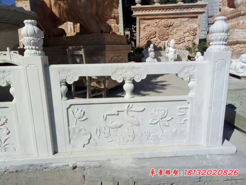 汉白玉栏板石雕，荷花与鱼栏板雕塑