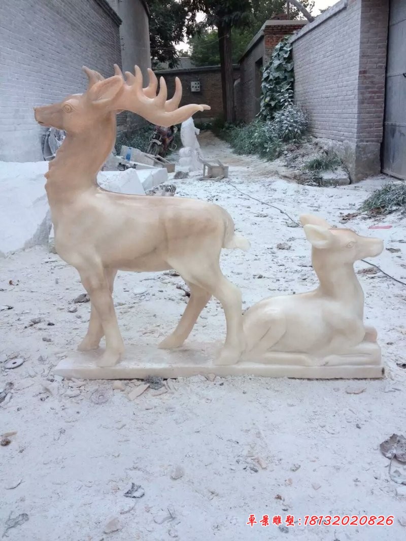 母子鹿石雕，晚霞红动物雕塑