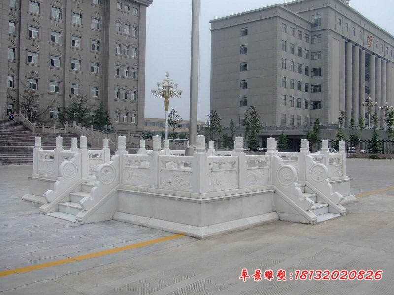 升旗台石雕，法院升旗台石雕