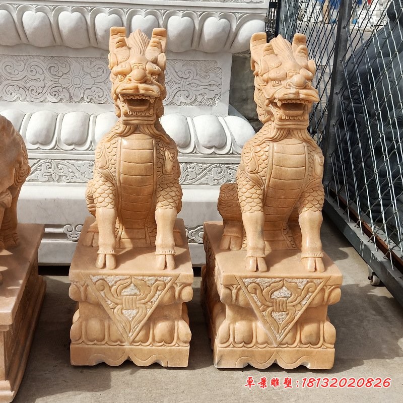 晚霞红石雕麒麟