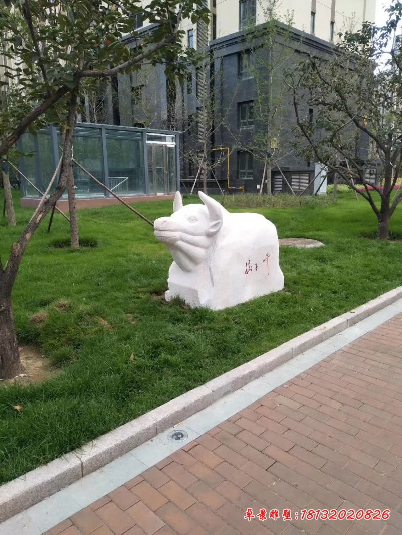 草地孺子牛石雕