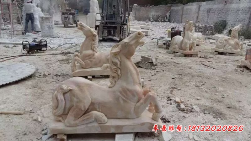 晚霞红卧姿马石雕 