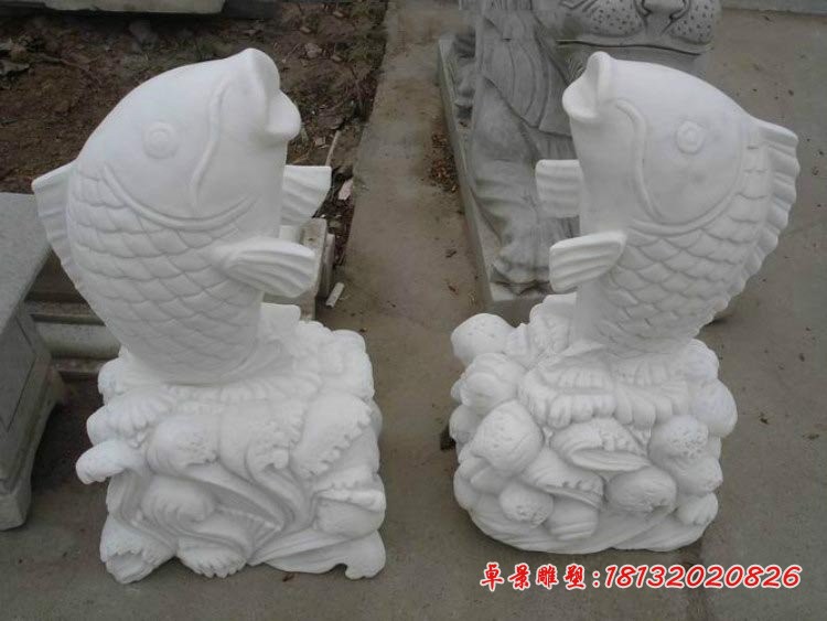 汉白玉鱼头朝上喷水鱼石雕