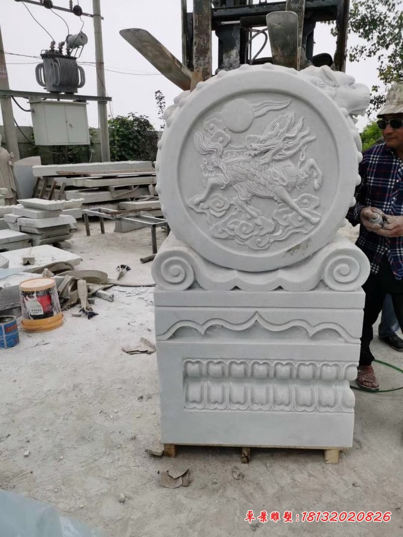 汉白玉麒麟浮雕石门墩 