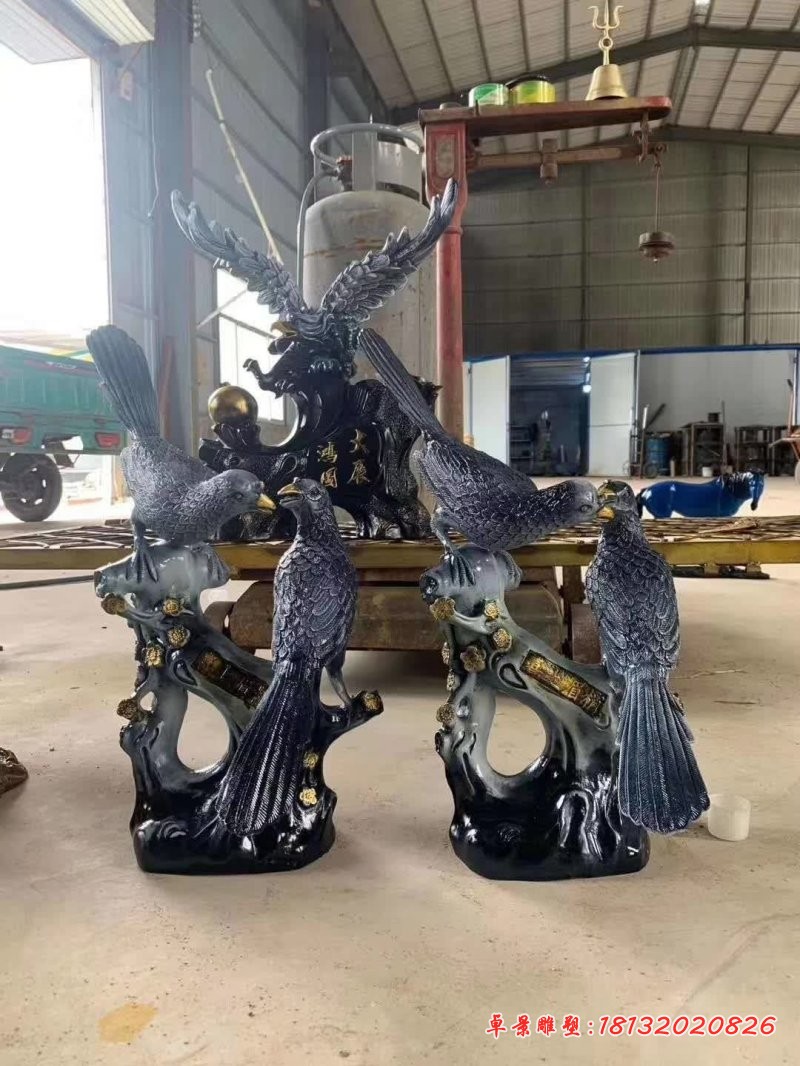 老鹰和喜鹊雕塑