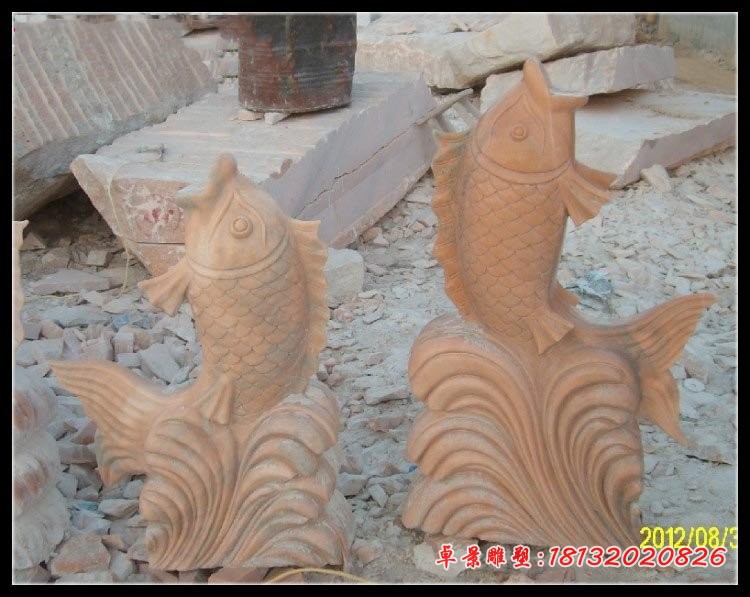 公园晚霞红喷水鲤鱼石雕