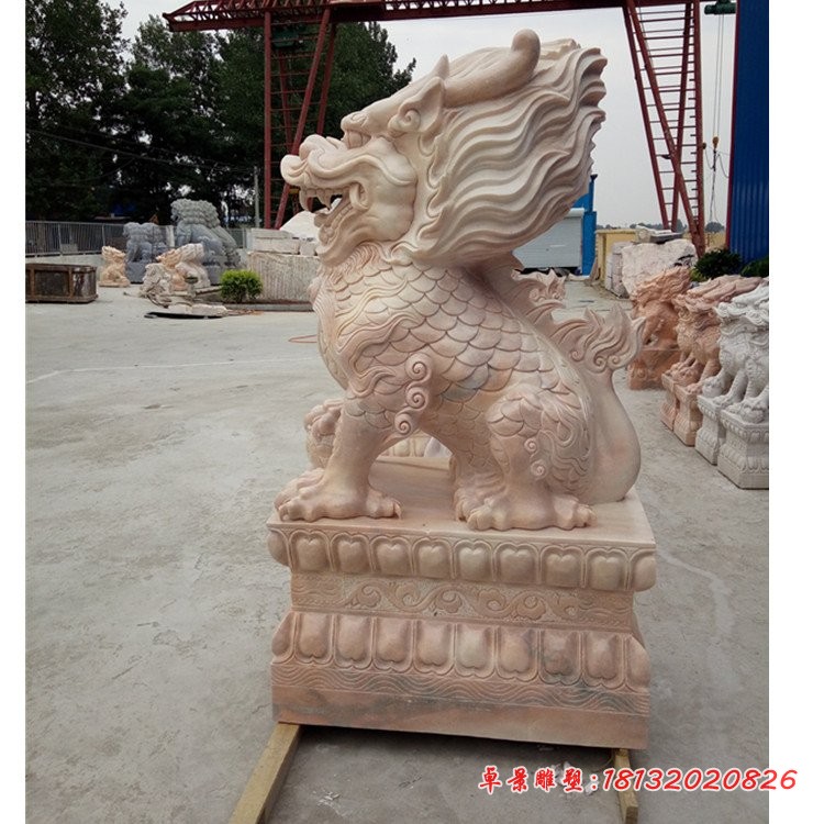 晚霞红蹲坐的踩球麒麟石雕 (2)