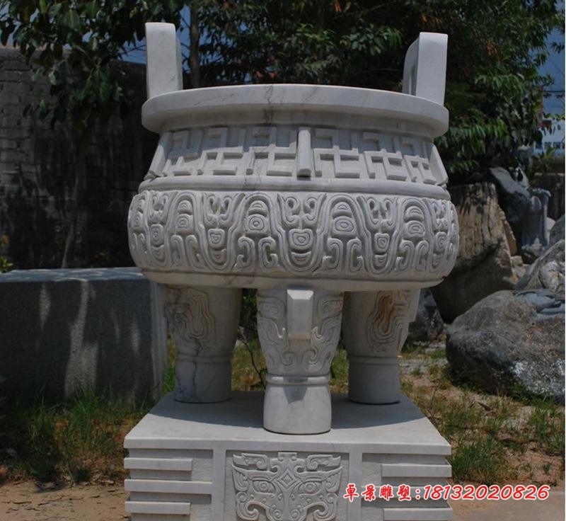 景区三足石雕鼎