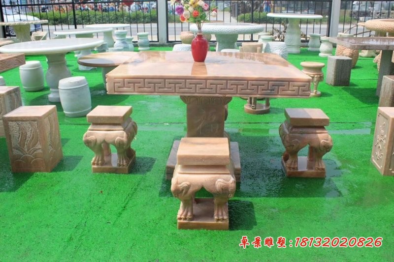 晚霞红方形石桌凳雕塑