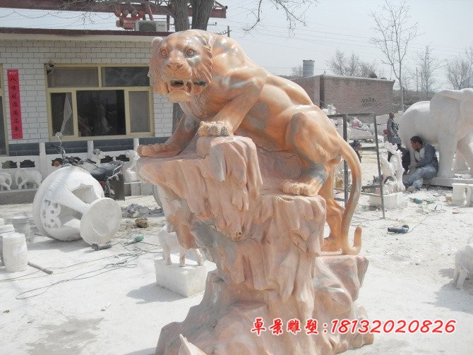 晚霞红老虎石雕公园动物雕塑
