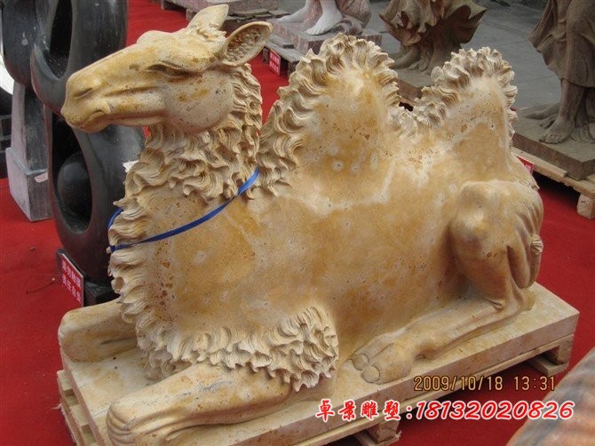 晚霞红骆驼雕塑公园动物石雕