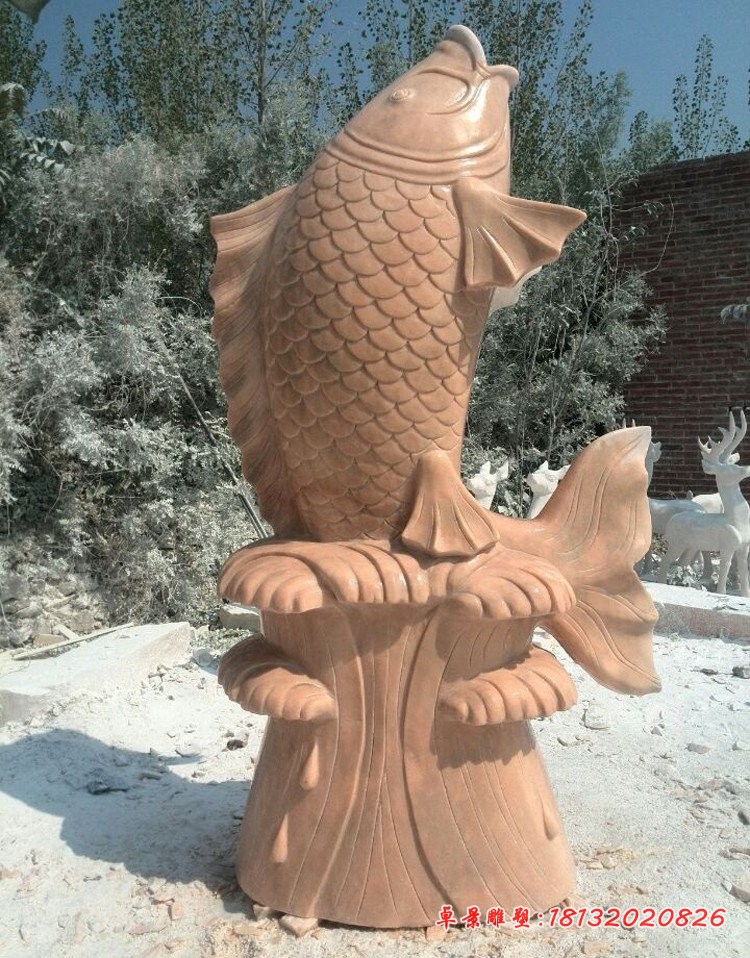 晚霞红石雕鱼喷水鱼雕塑 