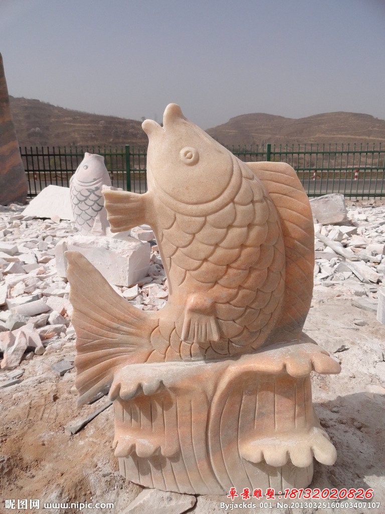 晚霞红石雕鱼喷水鱼雕塑 