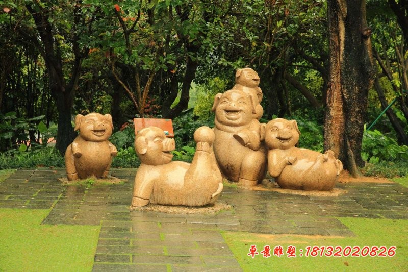 玩耍的卡通猪石雕 公园卡通动物石雕