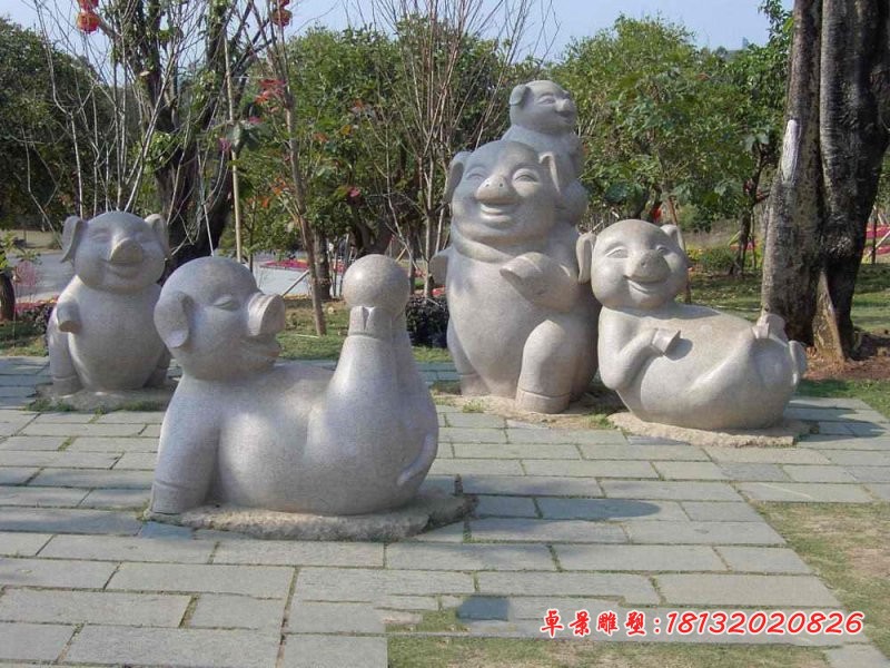 玩耍的卡通猪石雕 公园卡通动物石雕