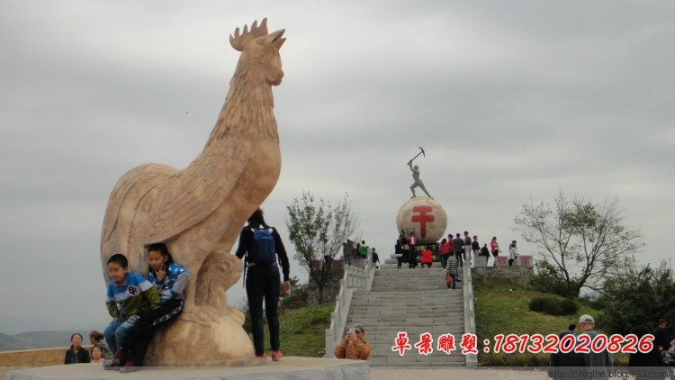 晚霞红大型公鸡雕塑 公园动物石雕