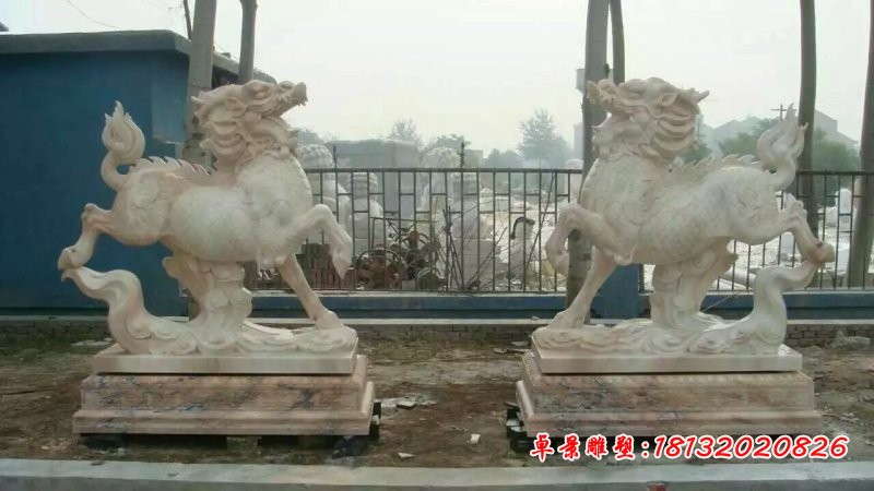 一对麒麟雕塑，晚霞红麒麟石雕