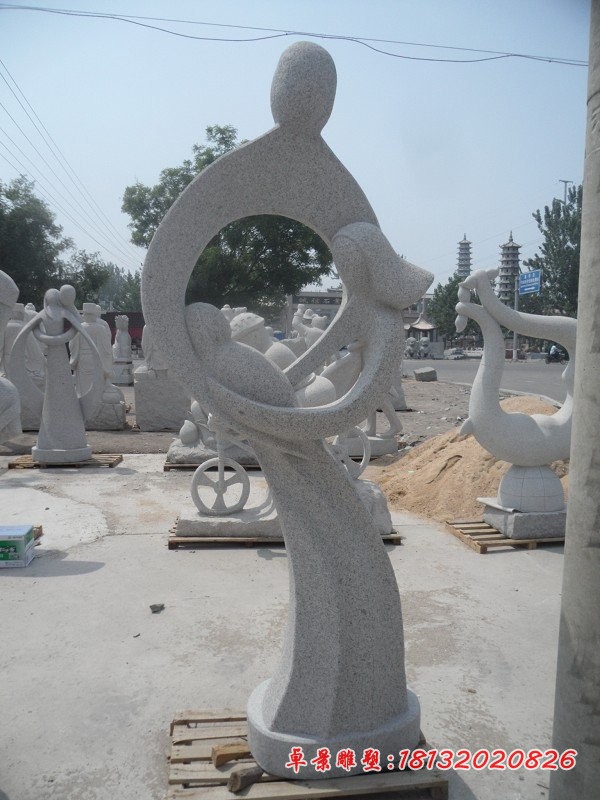 一家三口雕塑公园抽象人物石雕 