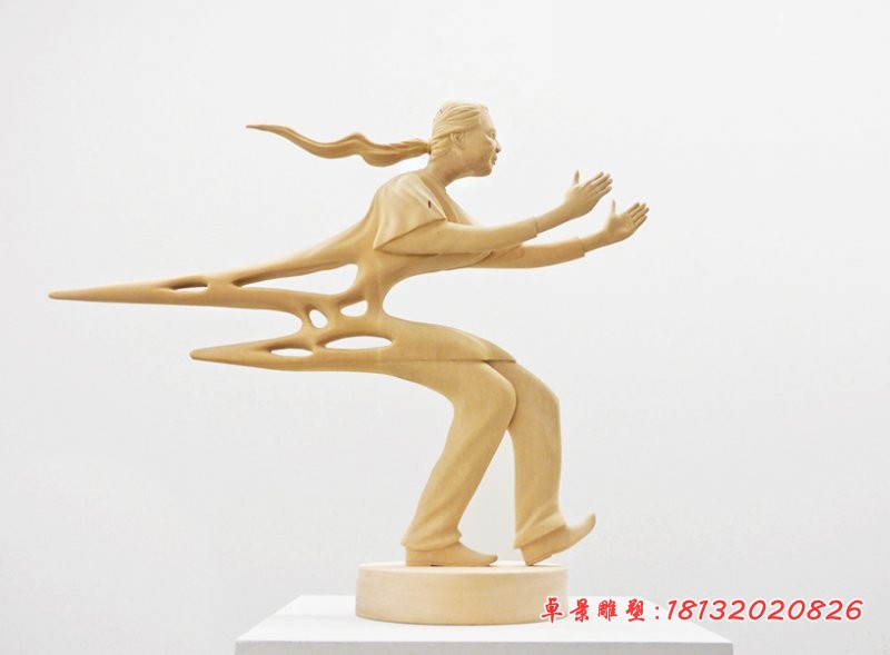 被大风吹的抽象人物石雕，公园人物雕塑