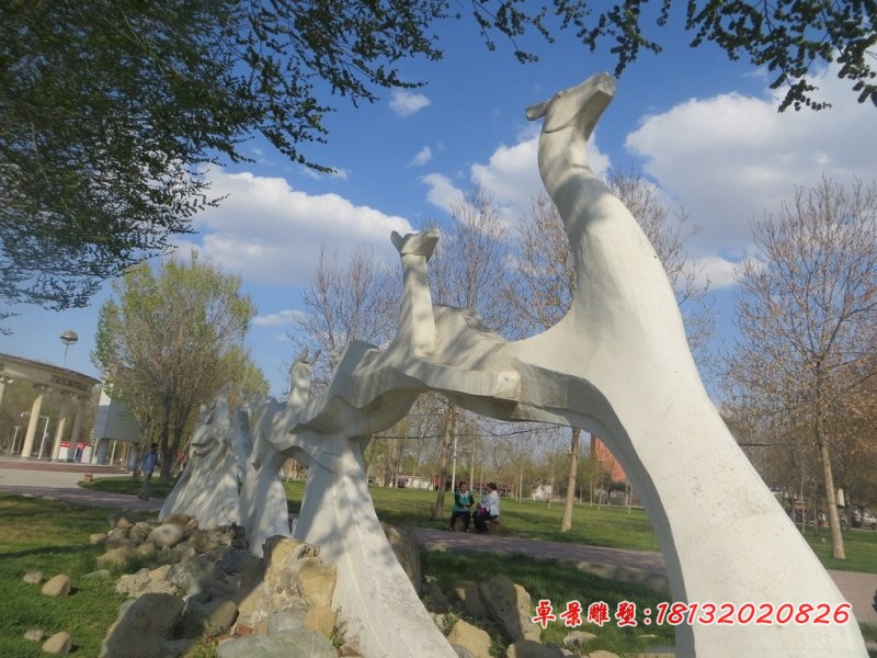 奔跑的抽象鹿石雕，公园动物石雕