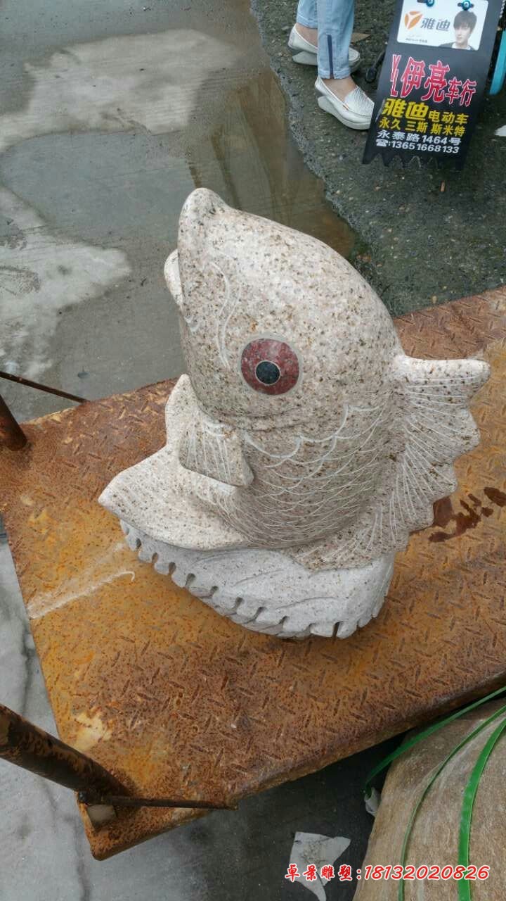 大理石喷水鱼动物石雕 
