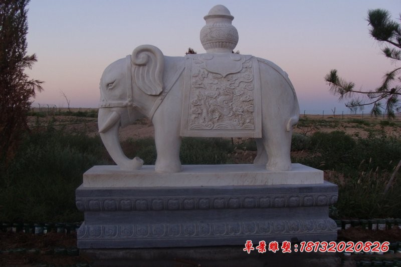 大理石驮宝瓶的大象雕塑，门口大象石雕