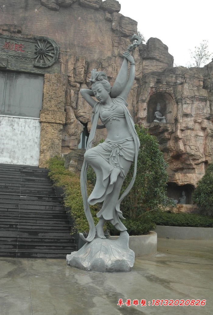 弹琵琶的飞天人物石雕，古代人物石雕