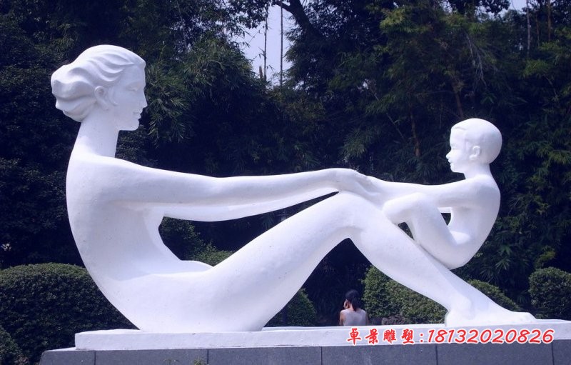 汉白玉玩耍的母子，人物石雕