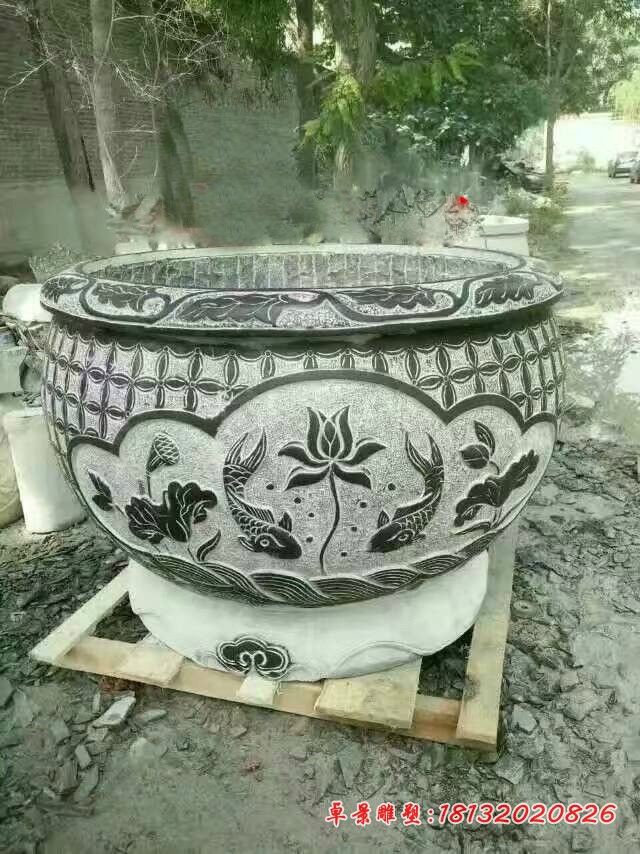 荷花鲤鱼浮雕水缸，青石仿古石水缸