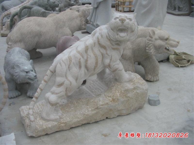 吼叫的老虎石雕，公园动物石雕