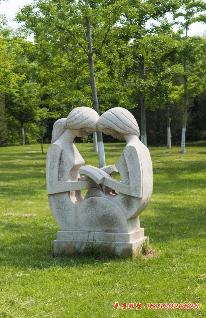 两个看书的女孩石雕，公园景观石雕 