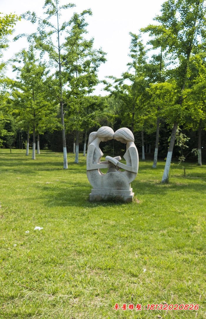 两个看书的女孩石雕，公园景观石雕
