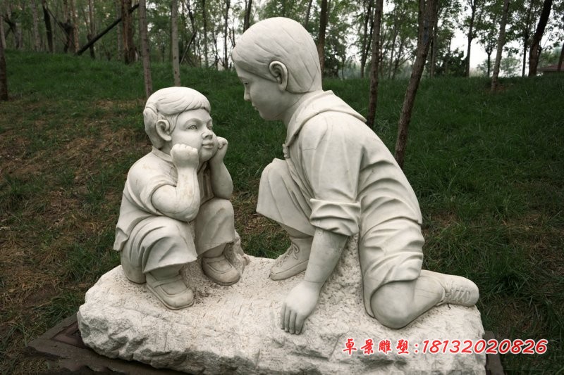 聊天的小学生石雕，校园景观石雕